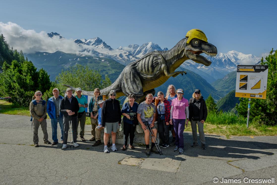 A photo of a group people with a dinosaur model at the Émosson Dam dino